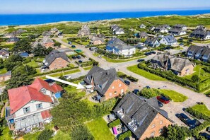 A residential area with houses, a clear sky, and a view of the sea. - at the Arnfried country house (Wenningstedt)