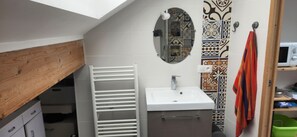 Bathroom - Vrbo Property (Metz)