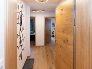 Flooring, Schlafzimmer, Bedding, Bett, Bettrahmen, Linens, Bettdecke, Hartholz, Matratze, Holzboden