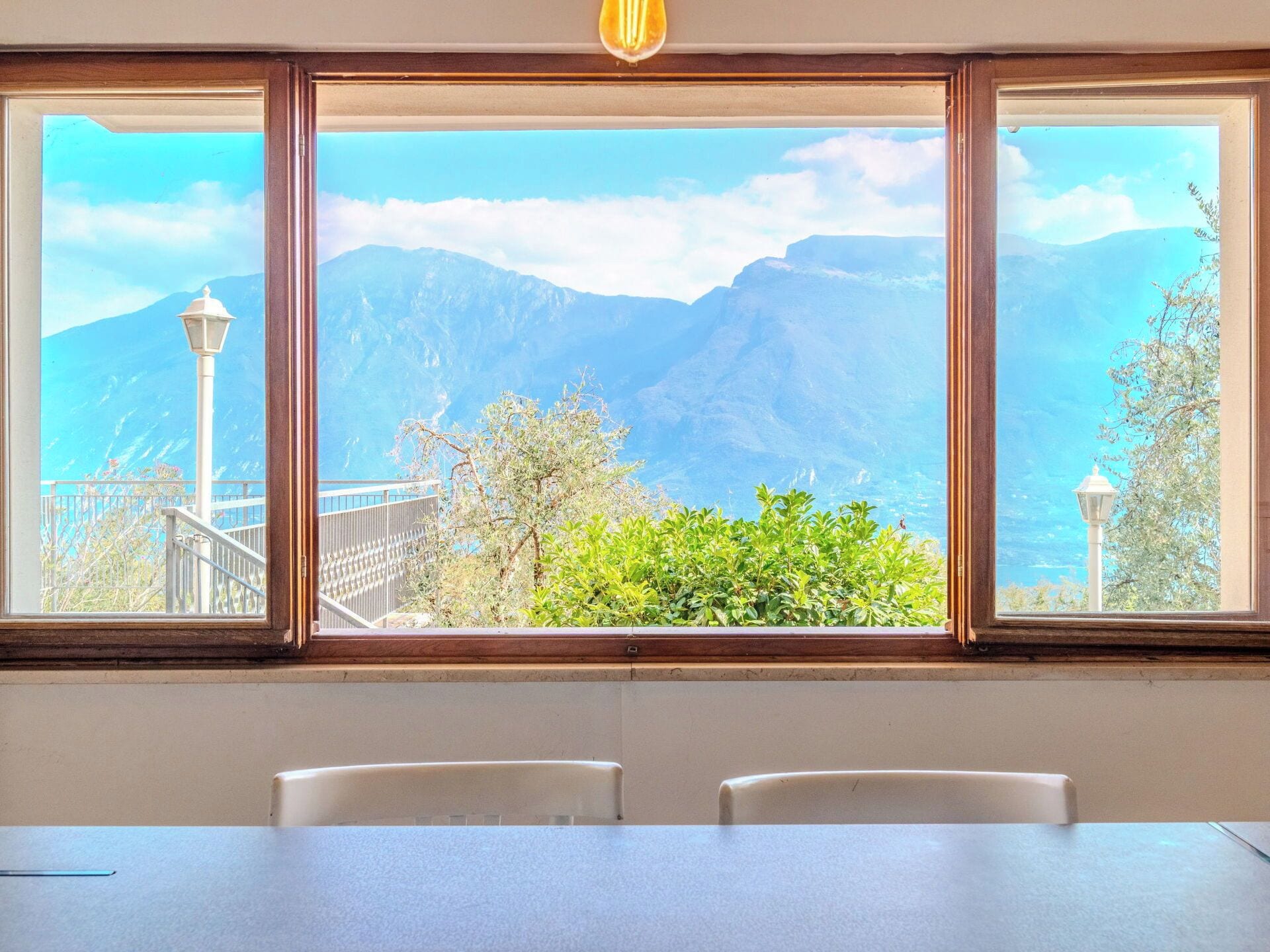 Una habitación con un ventanal grande que da a un paisaje montañoso.