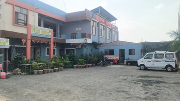 Un edificio de varios pisos con locales comerciales en la planta baja y viviendas en los niveles superiores.