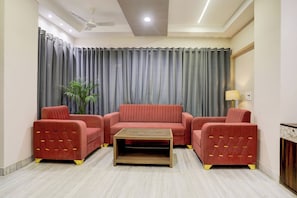 Una sala de estar con un sofá, una mesa de centro y una planta.