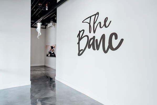 En gang med en slebet beton gulv og en væg med teksten "The Banc".