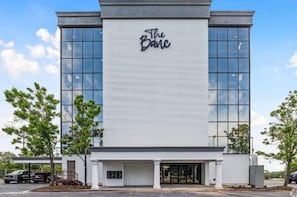 En moderne bygning med en stor glasfacade og navnet "The Banc" foran.