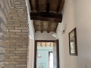 A staircase with a brick wall on one side and a wooden beam ceiling. - Camigliano Wine State - Galleto (Camigliano)
