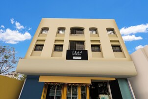 Un edificio con un letrero que indica que es un punto de recogida gestionado por la empresa.