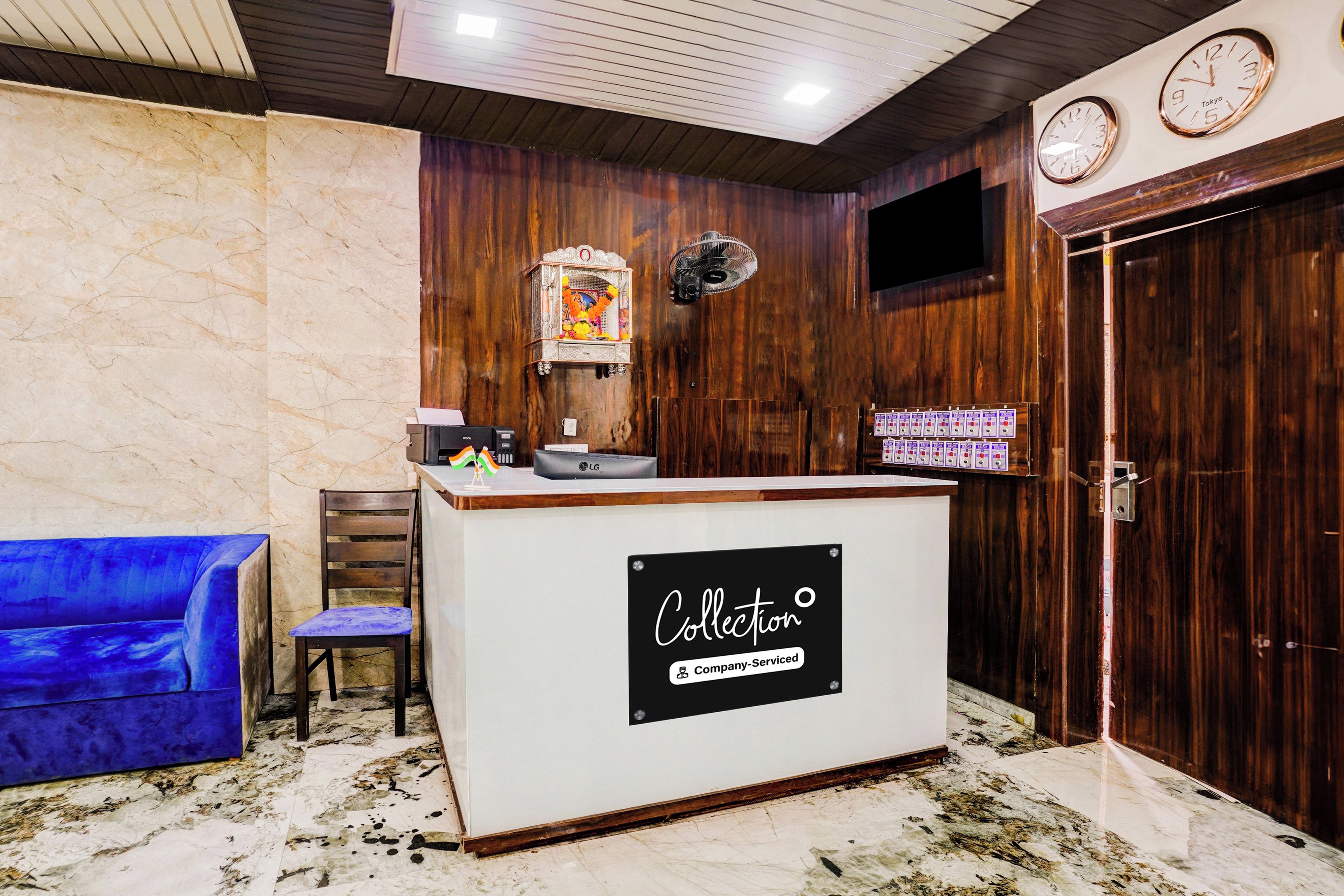 Un mostrador de recepción con un letrero que indica servicio de la empresa, un reloj y una pared de madera con un adorno encima.