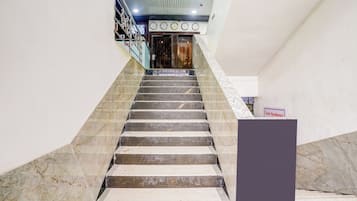 Una escalera de mármol que lleva a una zona de recepción.