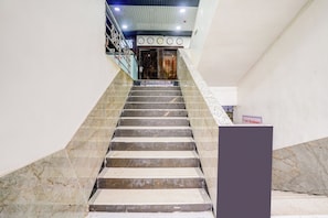 Una escalera de mármol que lleva a una zona de recepción.