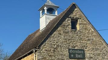 Un edificio de piedra con un cartel que dice 'Creendon Hall'.