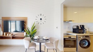 Een moderne keuken met een magnetron, broodrooster en koffiezetapparaat op het aanrecht.