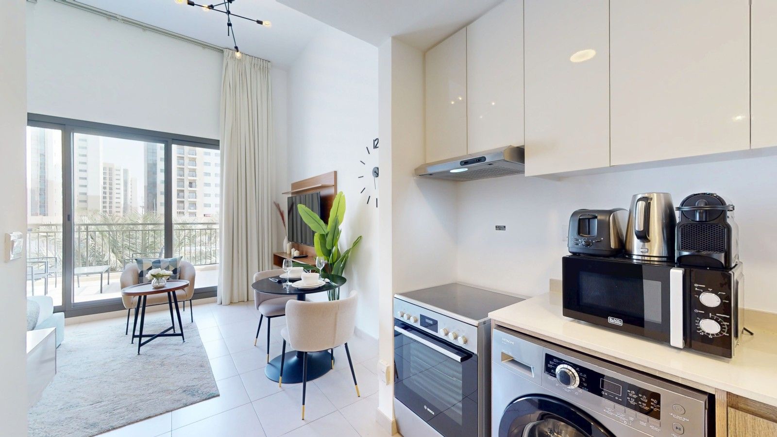 Una cucina moderna con zona pranzo, ampie finestre e vista sulla città.