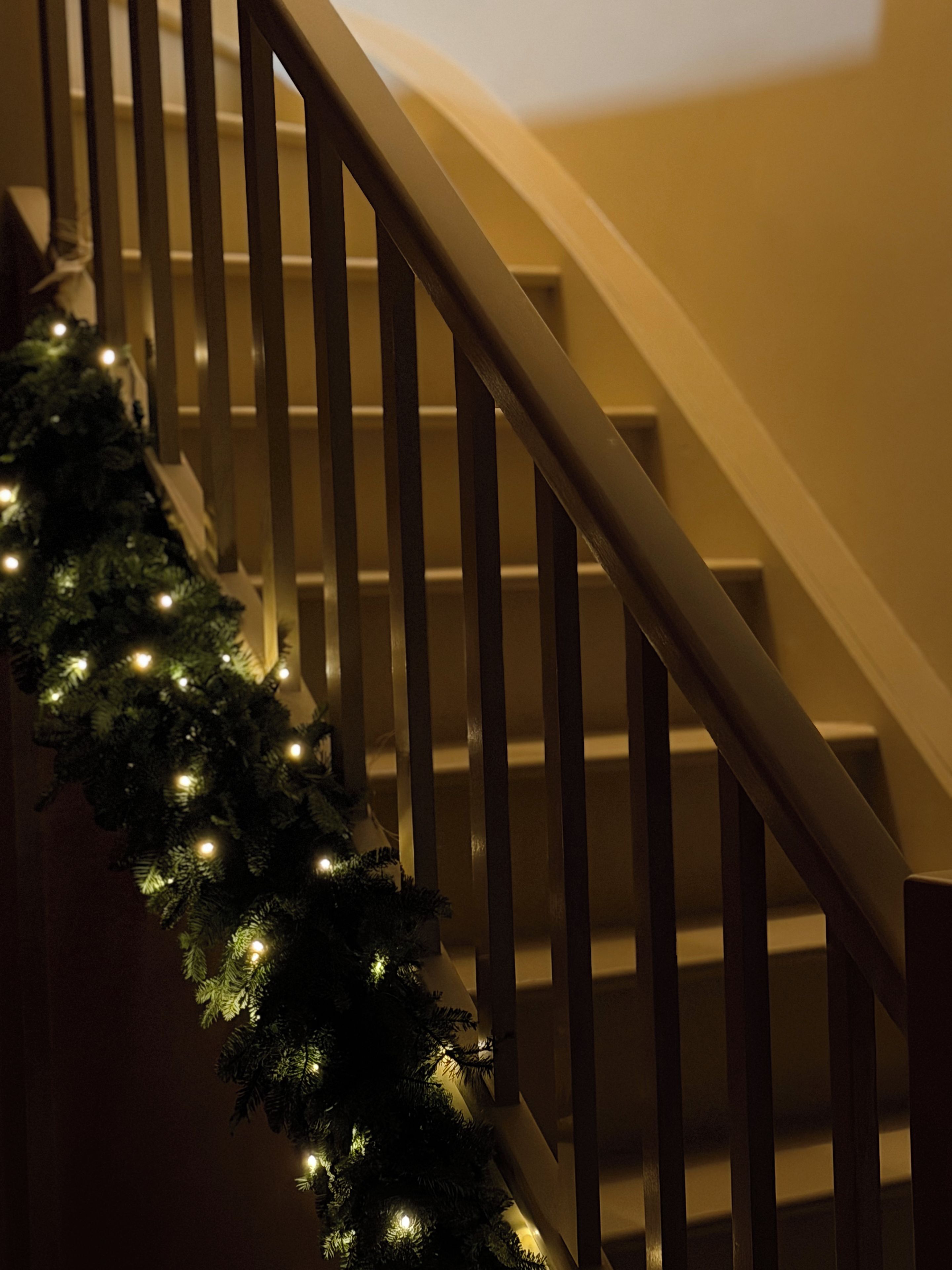 Una escalera adornada con una guirnalda de luces.