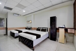 A hotel room with two beds, a desk, a wardrobe, and a window. - Hotel O Talegaon MIDC Goodluck Lodge (Pune)