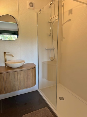 Bathroom - Get away from it all together in a completely detached tiny house on the edge of the Drenthe forest in Gasselte. (Gasselte)