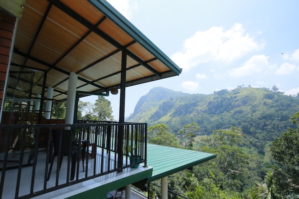Un balcón con vistas a un paisaje montañoso.