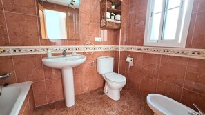 A bathroom with a sink, toilet, and bathtub. - Burriana Beach Apartment (Nerja)