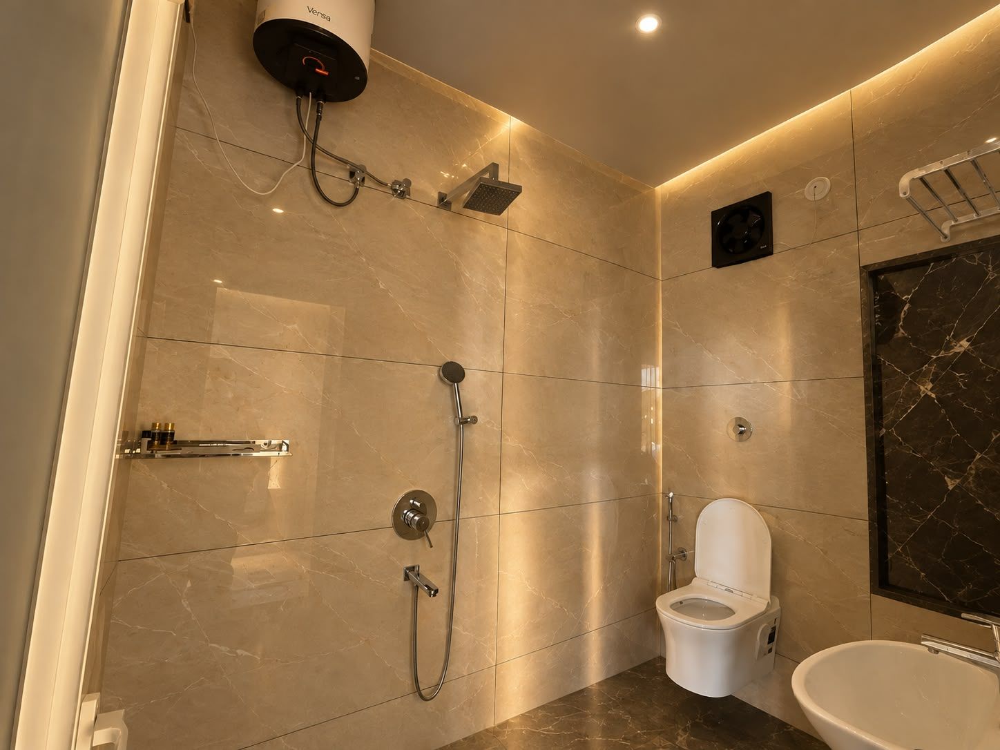 Uma casa de banho moderna com chuveiro, sanita e bidé.