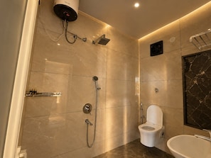 Ein modernes Badezimmer mit Dusche, Toilette und Bidet.