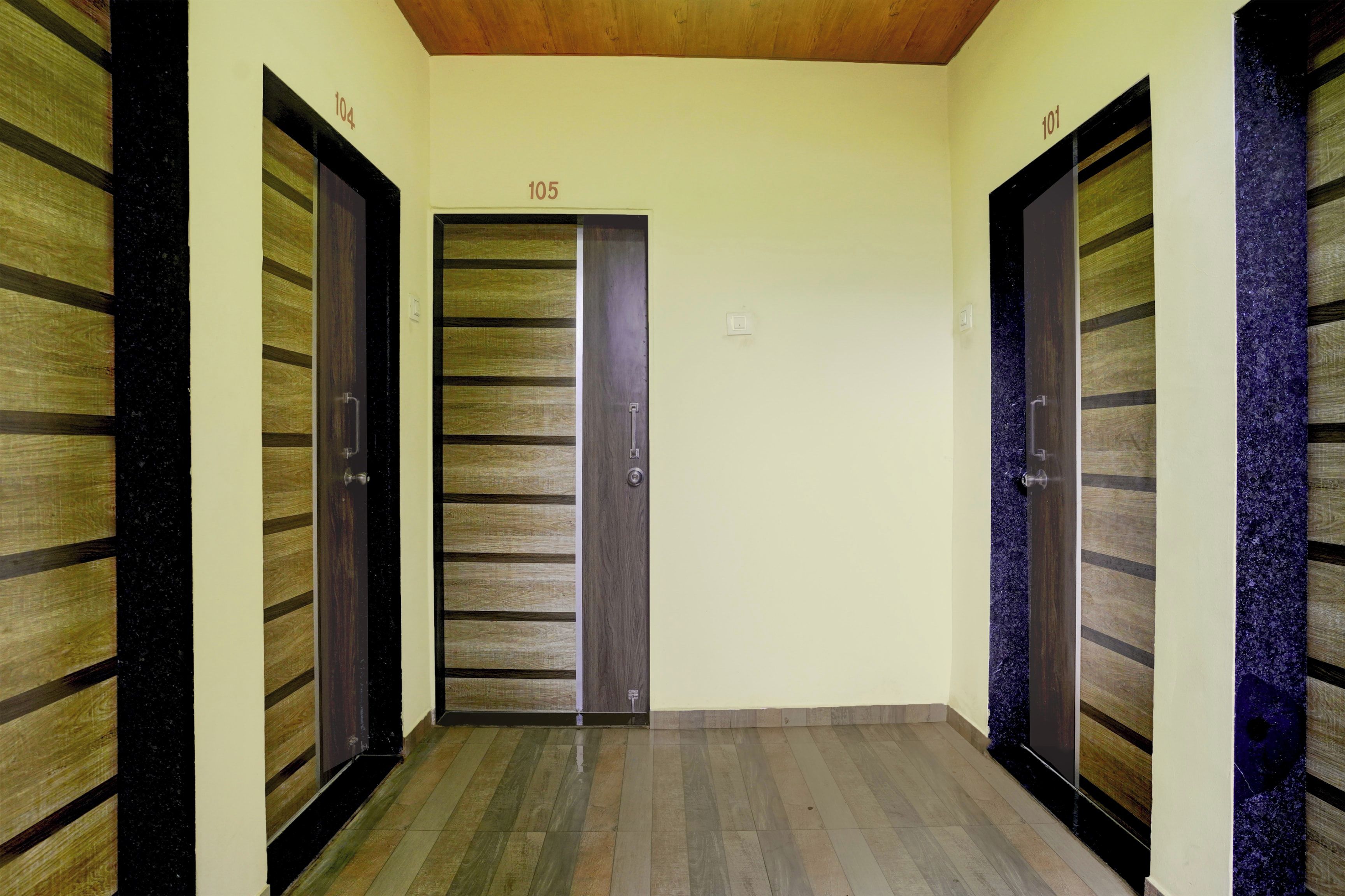 Un pasillo con tres puertas, cada una con un número.