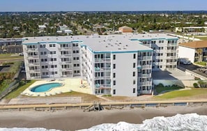 A multi-story hotel with a rooftop pool and a beach view. - Oceanfront in Satellite Beach on Florida’s Space Coast! This spacious 3-bedroom, 3-bath condo features beach access and a community pool, close to local restaurants, shops, attractions, and the Space Coast Area Transit Beach Trolley. (Satellite Beach)