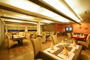 Dining - Townhouse  Mookkannoor Tourist Home (Kochi)