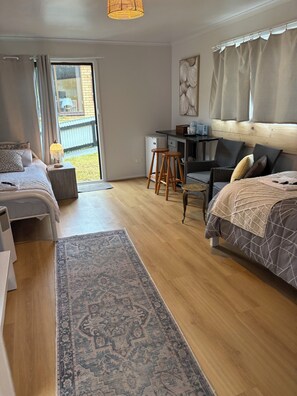 Een slaapkamer met twee bedden, een bureau en een stoel.