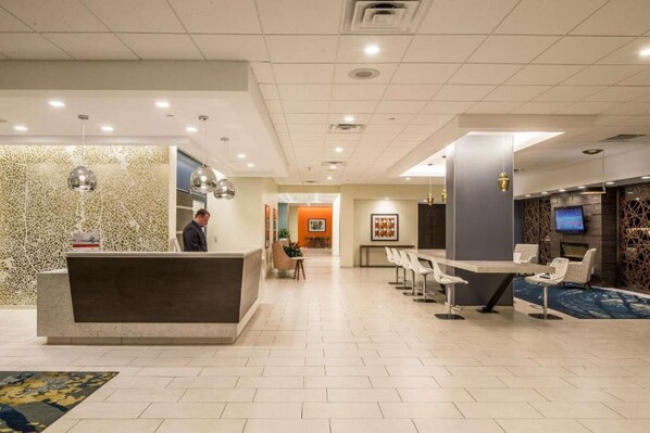 Crowne Plaza Hotel &amp; Suites Pittsburgh South - Lobby and Reception Area