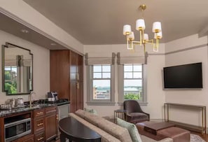 Una sala de estar moderna con un sofá, una mesa de centro, un televisor y una chimenea.