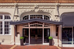 Main Entrance - Stay Lynchburg Iconic Building + Rooftop Dining (Lynchburg)