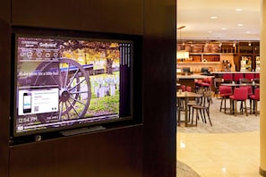 Un téléviseur affichant les prévisions météorologiques pour l’hôtel Courtyard Marriott.