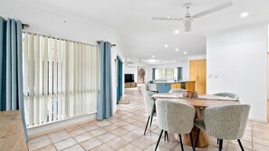 Ein modernes Interieur mit Essbereich, Küche und Wohnbereich.