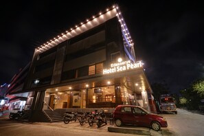 A multi-story hotel with a prominent sign for 'Edasserys Hotel Sea Pearl.' - Townhouse Edasserys Sea Pearl (Kanayannur)