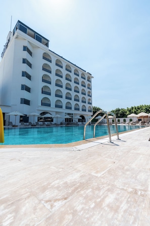 A hotel with a swimming pool, sun loungers, and umbrellas. - GOLD SANDORA HOTEL (ARSUZ)