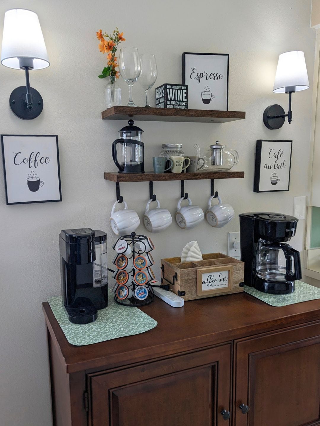 Estação de café com cafeteira, porta-xícaras e cápsulas de café.