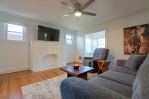 A modern living room with a fireplace, a ceiling fan, and a large window. - 4 Mi to Dtwn & Bengals Games! Multi-level Charmer (Covington)