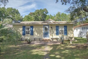 A single-story house with a front porch, a small garden, and a pathway leading to the entrance. - Beach Escape 1 Mi to Okaloosa Island & Dtwn (Fort Walton Beach)