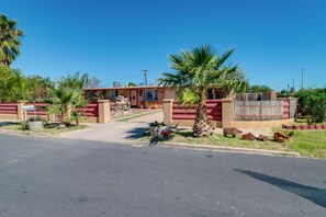 A residential property with a paved driveway, a wooden gate, and a red fence. - Studio 3 Mi to Tucson Airport! Bring Your Pups (Tucson)
