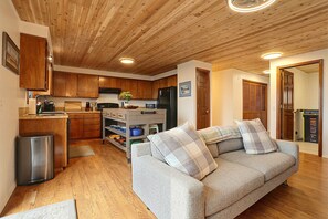 Interior - Waterfront Bellingham Home w/ Fire Pits & Patio (Bellingham)