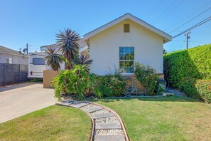 A single-story house with a front yard, a small window, and a garage. - Lynwood Retreat Near LA, Sofi Stadium & Beaches (Lynwood)