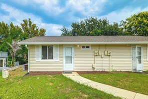 A single-story house with a front porch, a small attached garage, and a well-maintained lawn. - Parrot Head Paradise: Lake Access & Pickleball (Clermont)