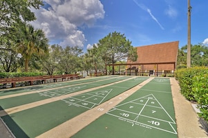 Udendørs shuffleboard baner med en bygning i baggrunden.