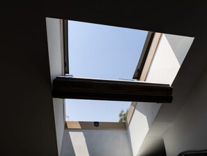 A skylight with a clear view of the sky. - Cozy Accommodation, Central Madrid (Madrid)