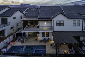 A modern two-story house with a balcony, a swimming pool, and a barbecue area. - Snow Canyon Escape Private Pool #65 5 Bedroom Townhouse (Santa Clara)