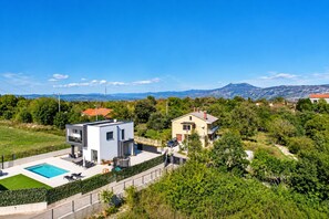 A modern two-story house with a swimming pool, surrounded by lush greenery and mountains in the background. - Modern Villa Istria in Nedescina (Nedescina)