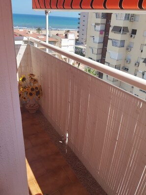 A balcony with a view of the sea and buildings. - The El Tiburon vacation rental is located 70 meters from the beach and the Maritim Passeig. (Grau i Platja)