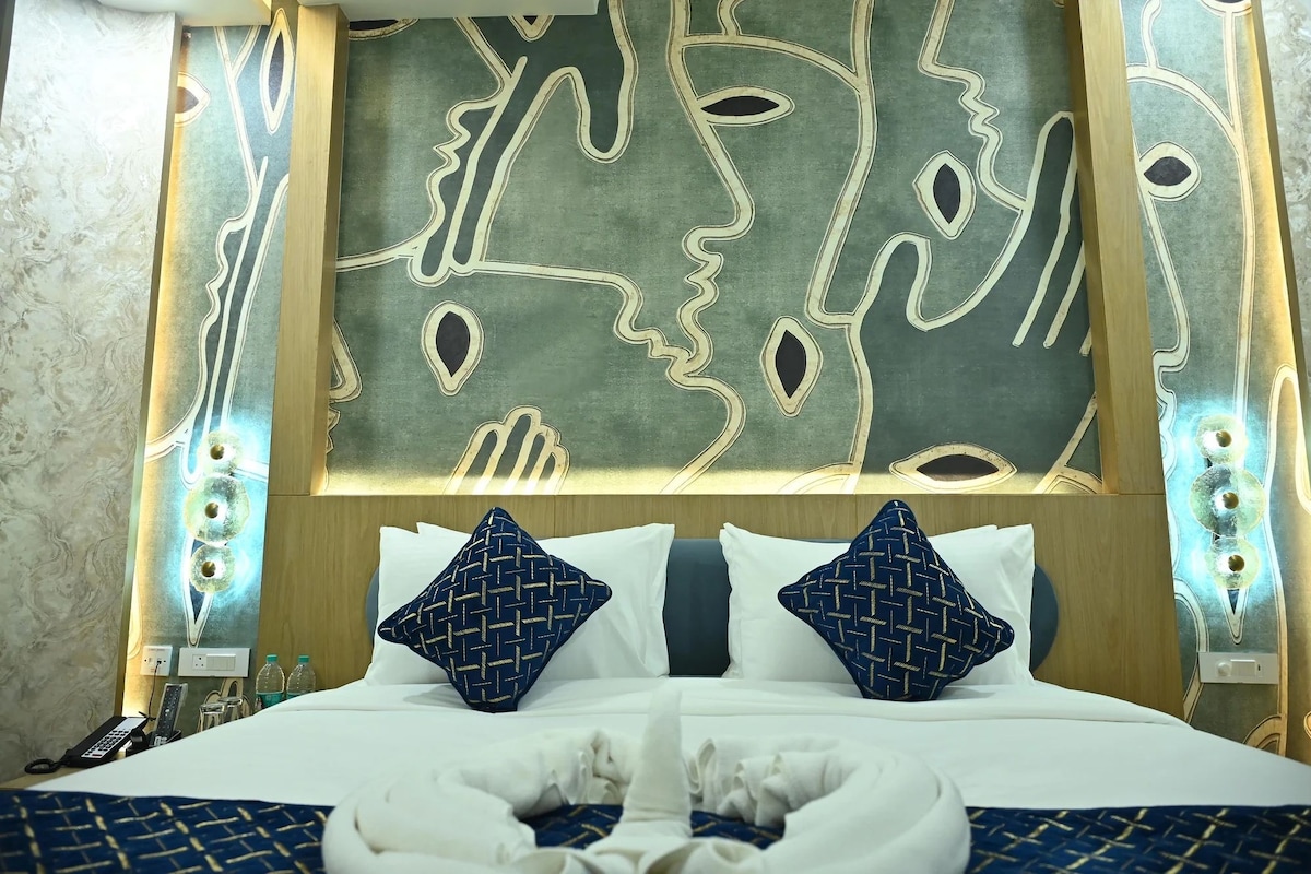 Ein Hotelzimmer mit einem Bett, Kissen und einer Wand mit einem besonderen Design.