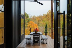 Outdoor dining - Hilltop Luxury Cabin Views, Sauna & Hot Tub (South Bloomingville)
