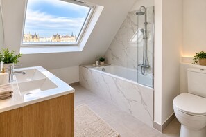 Bathroom - Vrbo Property (Paris)