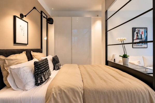 Room - Vrbo Property (Paris)